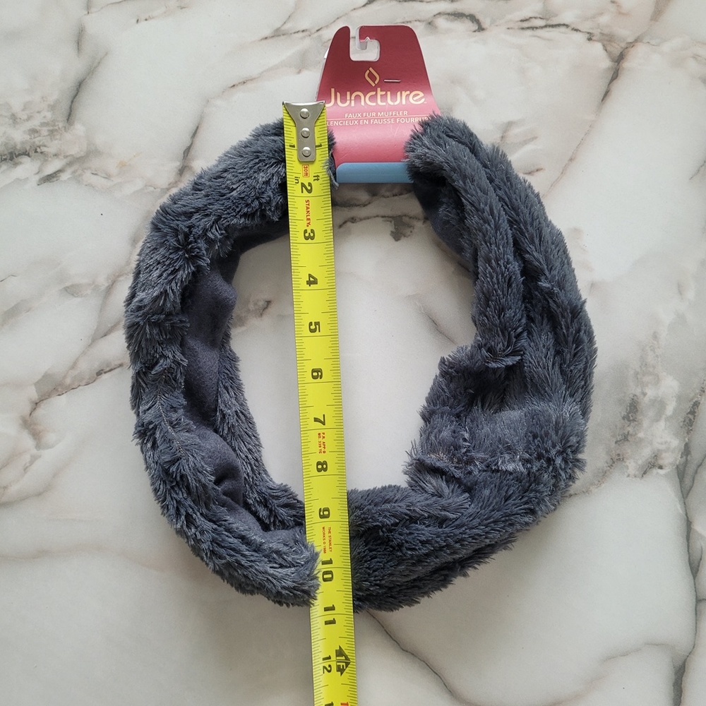 JUNCTURE Faux‎ Fur Grey Muffler Circle Infinity Scarf NWT - Picture 9 of 10